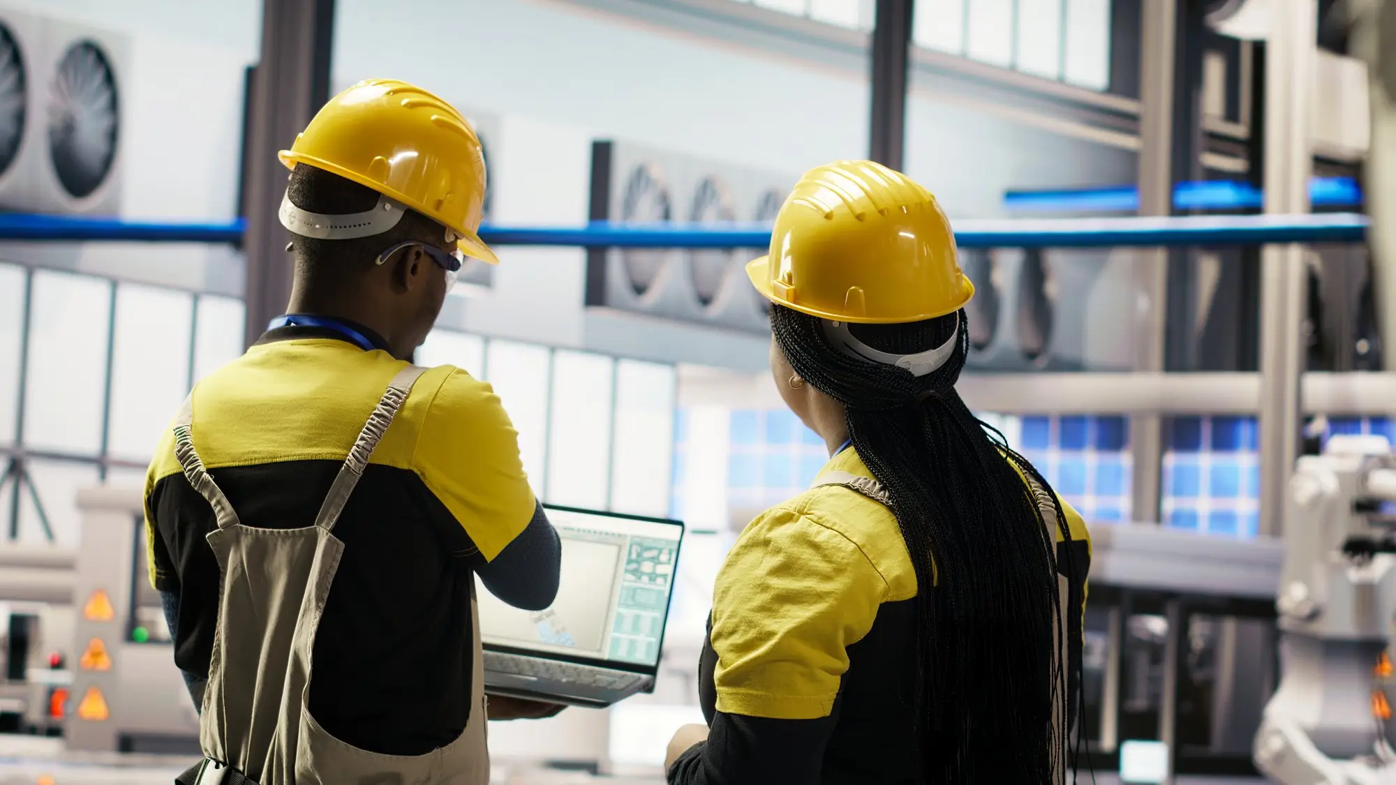 Profesionales de ingeniería revisando equipamiento de medición en una instalación técnica