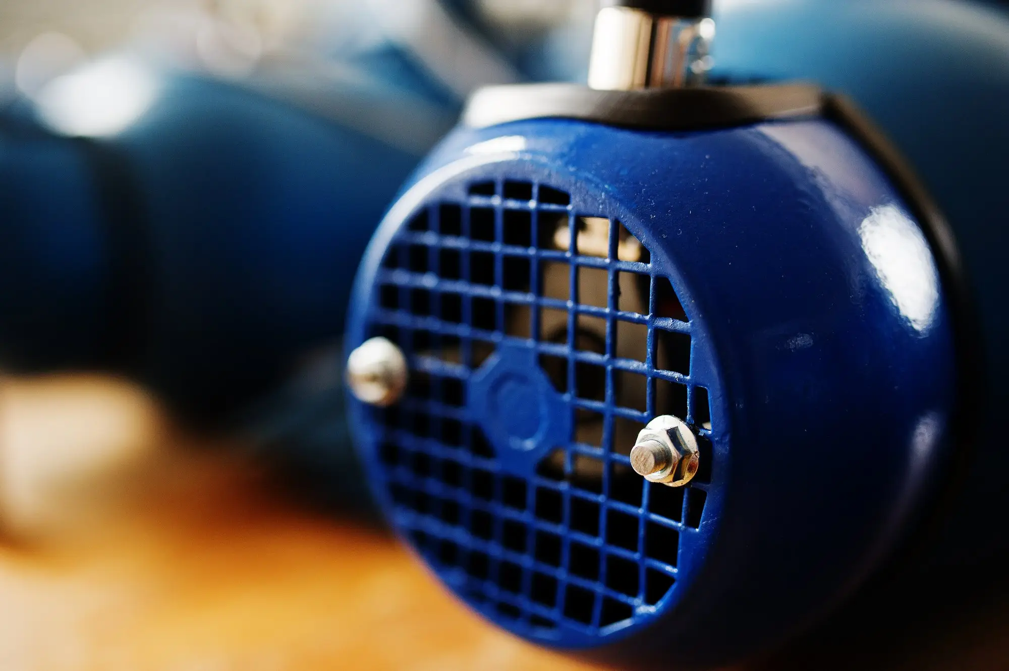 Acelerómetro instalado sobre el descanso de un motor eléctrico durante una medición de vibración